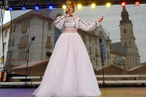 Rochia Centenar: Un designer din Oradea a creat o rochie dedicată Marii Uniri (FOTO)