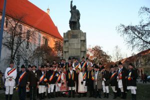 Cum s-au îmbrăcat primarii şi politicienii la festivităţile de Ziua Naţională