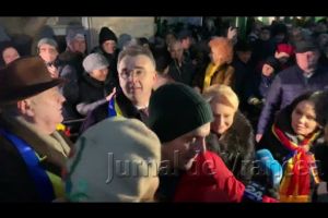 VIDEO: Viorica Dăncilă, baie de mulţime după parada militară de la Focşani