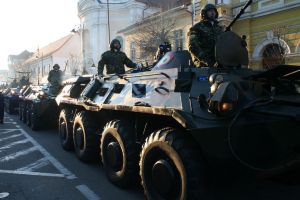 Sărbătoare în pas de defilare: 750 de militari şi voluntari, 60 de mijloace tehnice (VIDEO)