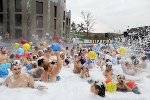Tricolorul la apă! Sute de turişti au jucat hora Unirii în bazinele complexului President (FOTO)