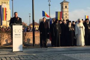 FOTO / VIDEO Klaus Iohannis a fost  aplaudat şi ovaţionat la Alba Iulia. Oamenii au strigat de mai multe ori numele preşedintelui