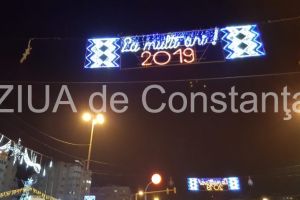 Video LIVE: Constanta, impodobita cu ornamente de Craciun. Cum arata bulevardele orasului noaptea 