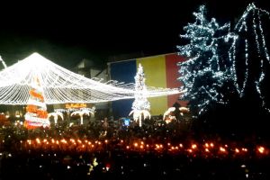 S-au aprins luminiţele de Crăciun în Piaţa Petru Rareş. Retragere cu torţe de Ziua Naţională (VIDEO)