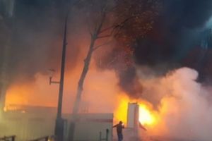 RĂZBOI pe străzile Parisului! Ciocniri VIOLENTE între protestatari şi forţele de ordine - FOTO