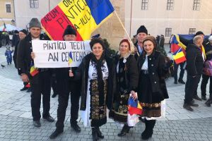 Zece localnici din Pintic au mers pe urmele steagului cusut în satul lor acum o sută de ani (FOTO)