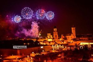 LIVE VIDEO: Spectacol grandios de artificii, de 1 Decembrie, la Alba Iulia. Mii de oameni au admirat show-ul pirotehnic din Piaţa Cetăţii