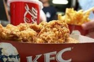 Fanii McDonald's şi KFC, în delir! Ce super combinaţie au făcut giganţii de Centenar