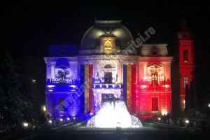 TÂRGOVIȘTE: Logo-ul Centenarului, proiectat pe clădirea primăriei luminată în tricolor