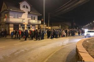 FOTO/ VIDEO: Lipsa de organizare a transportului le-a stricat ziua! Zeci de turişti veniţi la Alba Iulia, de 1 Decembrie, au aşteptat ore întregi autobuzele care trebuiau să-i ducă la maşinile parcate la intrările din oraş