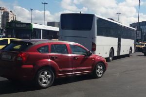 Un profesor şi 22 de elevi care dormeau într-un autocar, pentru că nu aveau cazare, găsiţi de pompieri într-o parcare