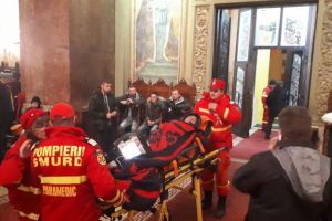 FOTO/ VIDEO: Alba Iulia: 22 de elevi şi un profesor, care dormeau în Catedrala Încoronării pentru că nu aveau cazare, evacuaţi de pompieri după ce unuia dintre copii i s-a făcut rău