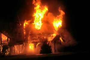 Incendiu în miez de noapte la o cabană din Bran. Trei persoane s-au autoevacuat (Foto+Video)