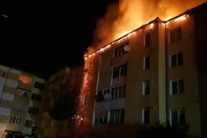 Foto/Video| Imagini de COȘMAR cu INCENDIUL de la acoperişul unul bloc din Cugir, izbucnit în toiul nopţii