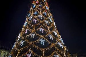 Mii de braşoveni s-au prins în Hora Unirii şi au asistat la aprinderea luminilor de sărbători (Foto)