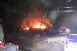 FOTO: Casă din Bilieşti mistuită de un incendiu
