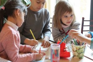 Steguleţe şi broşe făcute de copii de Centenar