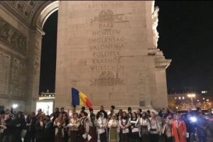 Românii au CÂNTAT HRISTOS a ÎNVIAT pe Champs Elysees
