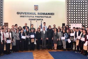Elevii constanteni, premiati la concursul “La centenar tinerii dezbat