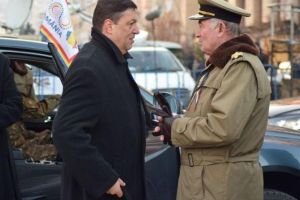 VIDEO: Lider PSD huiduit de oameni, la Alba Iulia, de Ziua Naţională. „Chimie“ între Ludovic Orban şi Corina Creţu în tribuna oficială a paradei militare
