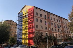Primarul a decis: fără amendă pentru blocul de Centenar zugrăvit în culorile steagului României