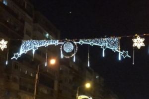 Ploieştiul are alt fus orar. Luminiţele s-au aprins cu două ore mai devreme, după ce şi parada a început la altă oră