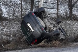 O maşină s-a răsturnat pe DN 71, la Moţăieni