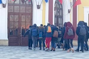 VIDEO Copii găsiţi în catedrală la Alba Iulia – Nu au avut unde să înnopteze. Unul a fost spitalizat