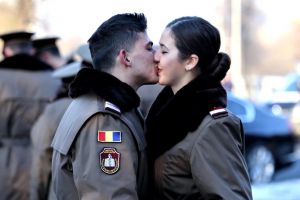 Love, not war! Fotografia-simbol a Centenarului Marii Uniri. Cine sunt tinerii militari care s-au sărutat chiar înainte de defilarea pe sub Arcul de Triumf.