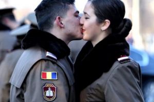 S-au sărutat chiar înainte de defilarea pe sub Arcul de Triumf