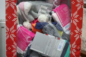 Peste trei sute de perechi de şosete adunate la o grădiniţă din Bistriţa pentru copiii din Ilişua (FOTO)