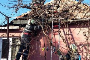 FOTO: Incendiu la o casă de locuit din Balda (Sărmaşu)