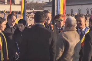 În timp ce îl însoţea pe şeful statului la paradele din Bucureşti şi Alba Iulia, consilierul prezidenţial Delia Dinu a aflat că hoţii i-au spart casa