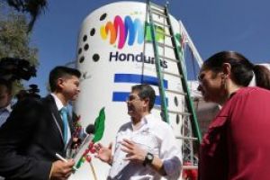 Honduras: 900 de personae au baut din cea mai mare ceasca de cafea din lume