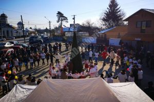 ULMI: Administraţia locală a pus mai puţine steaguri, dar a oferit tricouri copiilor