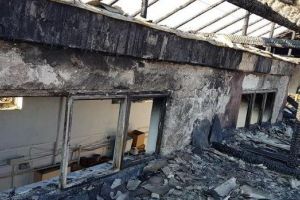 FOTO: DEZASTRUL făcut de flăcări la acoperişul blocului din Cugir. Pagubele au fost evaluate la 20.000 de lei