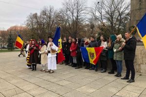 Hai să dăm mână cu mână: Tinerii basarabeni din Oradea au încins Hora Unirii în Parcul 1 Decembrie (FOTO / VIDEO)