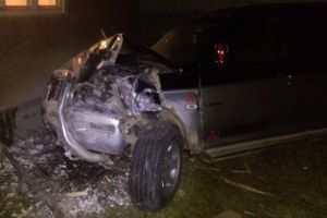 O maşină a intrat într-o casă la Mureşenii Bârgăului şi i-a găurit peretele (FOTO)