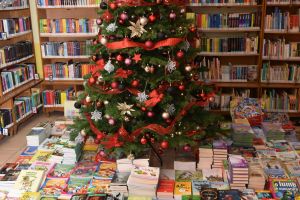 Moş Crăciun îi aşteaptă pe micuţii cititori la Biblioteca Judeţeană