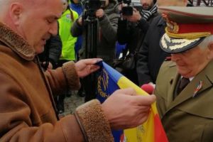 Generalul centenar a sărutat Tricolorul Regal