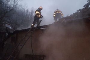 Acoperişul unei case din Ciuperceni, distrus de flăcări