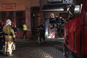 Ce nu s-a mai auzit in Romania. Planseul unui bloc din Bucuresti s-a prabusit. Locatari evacuati. Interventie dificila a pompierilor (galerie foto) 