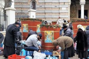 Credincioşii se roagă pentru hoţii care le-au prădat biserica