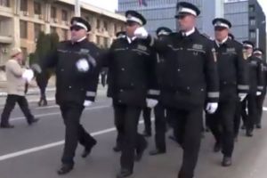 VIDEO Defilare de tot râsul a Poliţiei Locale din Iaşi. Cum au pregătit parada de 1 Decembrie