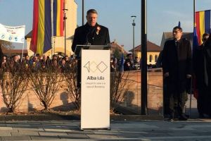 Klaus Iohannis, aplaudat şi ovaţionat la Alba Iulia. Oamenii au strigat de mai multe ori numele preşedintelui
