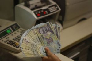 Ce bugetari vor primi 14 salarii pe an şi 5.000 de euro pentru locuinţă