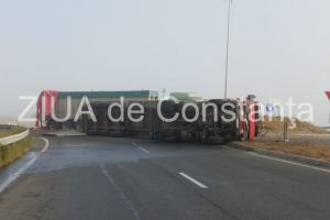 Accident rutier pe DN 2. Un TIR s-a rasturnat. Marfa a ajuns pe carosabil