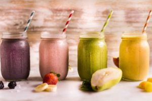 Sondaj: Jumatate dintre romani consuma smoothie-uri; 40% isi prepara singuri aceasta bautura