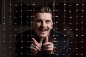 Un student din Sibiu vrea să readucă lumea în sala de teatru