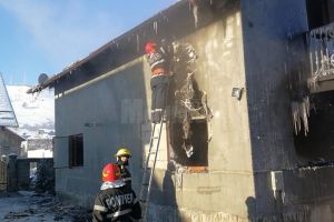 Incendiu provocat la locuinţa unui humorean plecat la muncă în străinătate